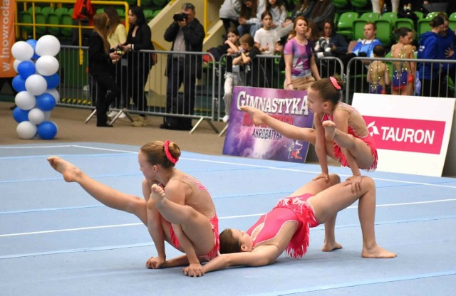 Około 400 młodych zawodników - akrobatów sportowych - rywalizowało w inowrocławskiej hali widowiskowo-sportowej