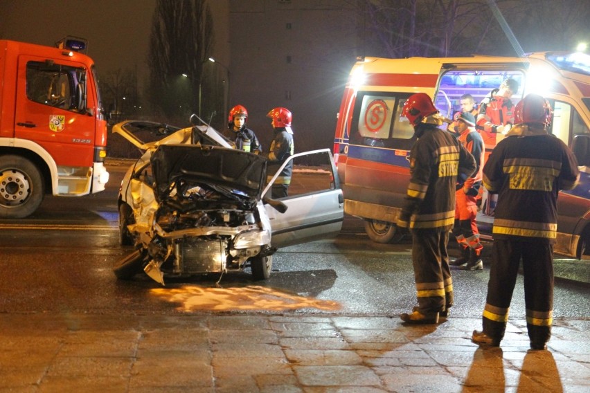 Czołowe zderzenie autobusu z samochodem osobowym na moście Grunwaldzkim. Jedna osoba nie żyje