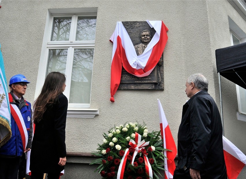 W Sopocie odsłonięto tablicę upamiętniającą Lecha i Marię Kaczyńskich [ZDJĘCIA]