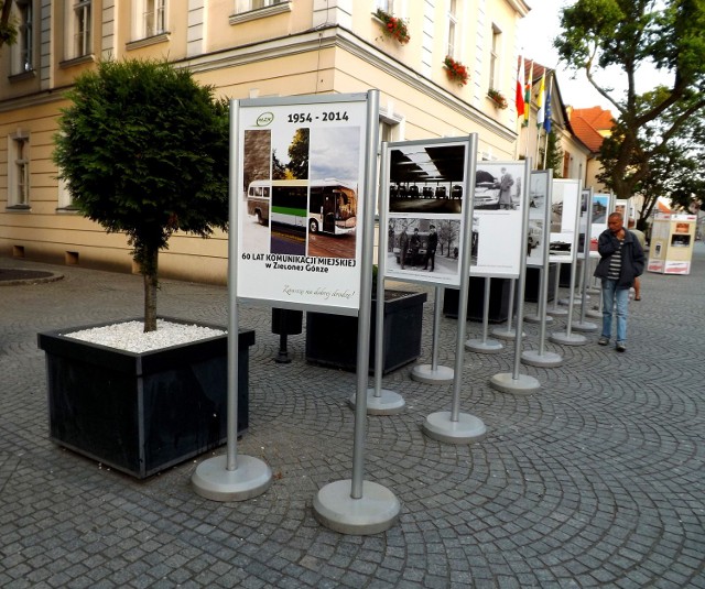 Na Starym Rynku przy ratuszu w dniach od 10 do 20 czerwca można oglądać wystawę z okazji jubileuszu komunikacji miejskiej w Zielonej Górze.