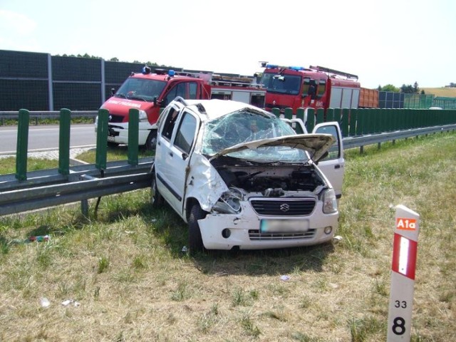 Dachowanie suzuki, 9-latek śmigłowcem przetransportowany do szpitala