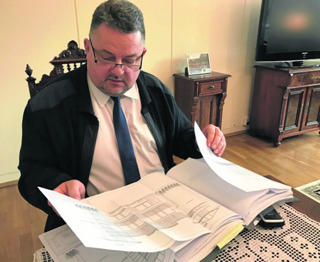 Burmistrz Jarosław Przewoźny podkreśla, że to nie koniec prac na terenie pniewskich Łazienek
