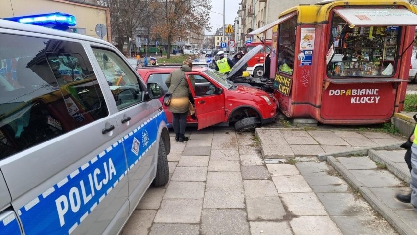 Wypadek w centrum Kielc. Zderzyły się dwa auta, po czym... wjechały w kiosk. Zobacz zdjęcia