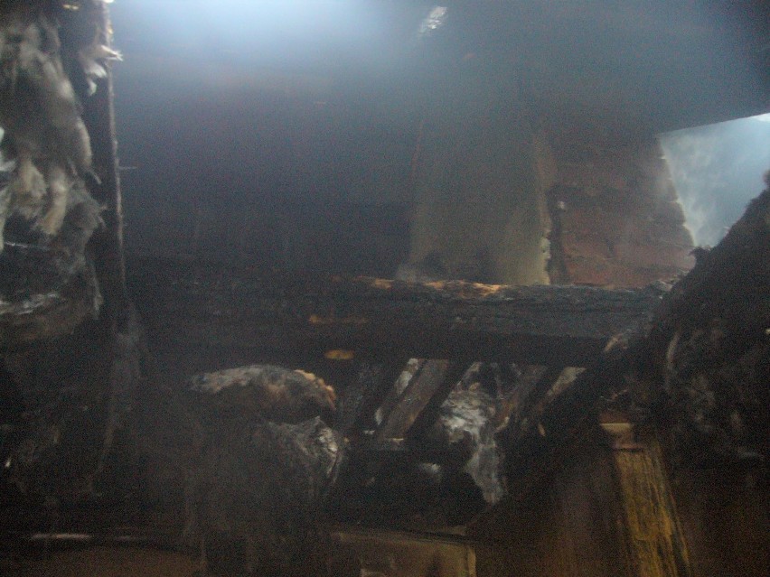 Dom stanął w ogniu przy Boguszowickiej - spalił się pokój i całe poddasze [ZDJĘCIA]