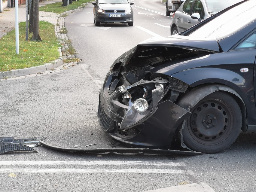 Wypadek na Piłsudskiego w Grudziądzu. Samochód przewrócił się na bok [zdjęcia]