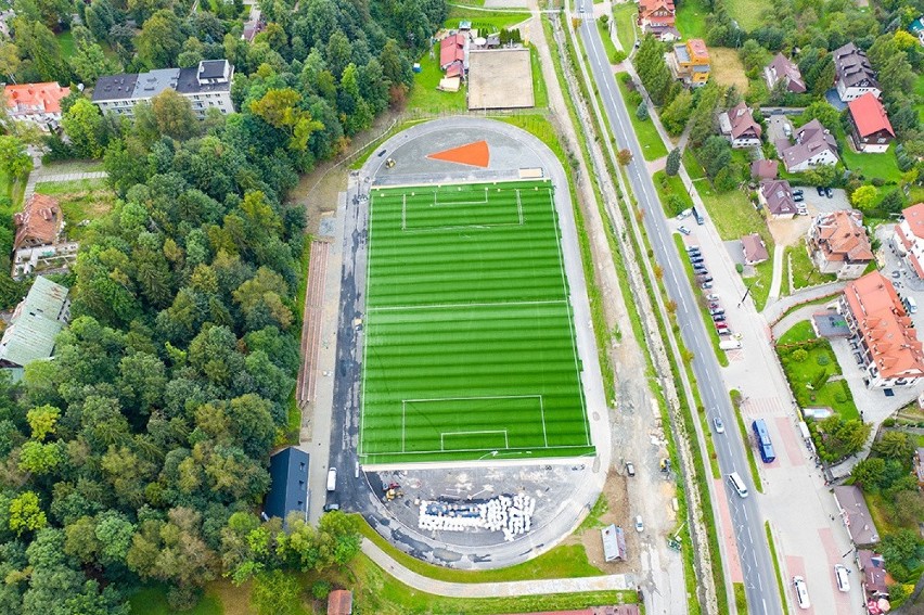 Rabka-Zdrój. Stadion miejski z nową murawą. Choć robota nadal trwa, obiekt już robi wrażenie