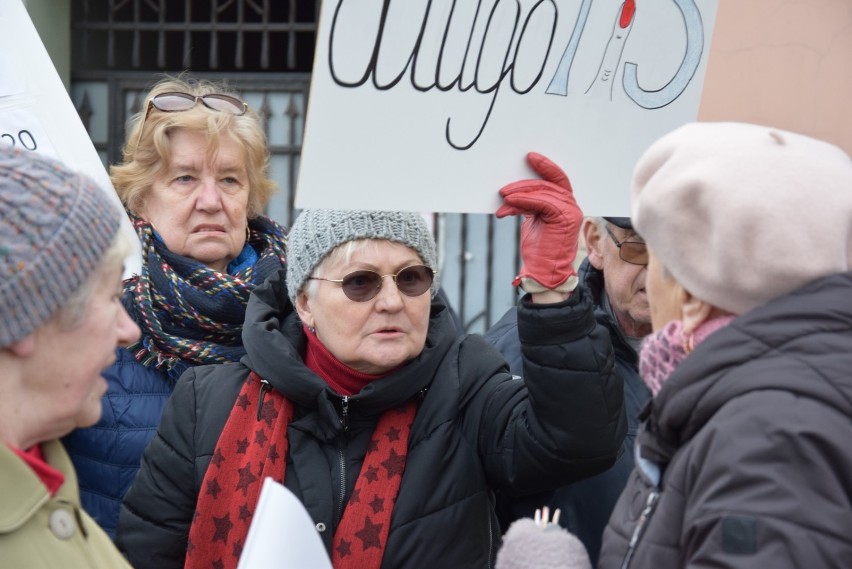 Wiec wyborczy Andrzeja Dudy w Łowiczu i grupa protestujących...