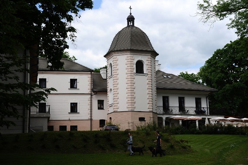 Dwór w Komborni zachwyca. Warto wybrać się na wycieczkę za miedzę i zobaczyć go na żywo [GALERIA]