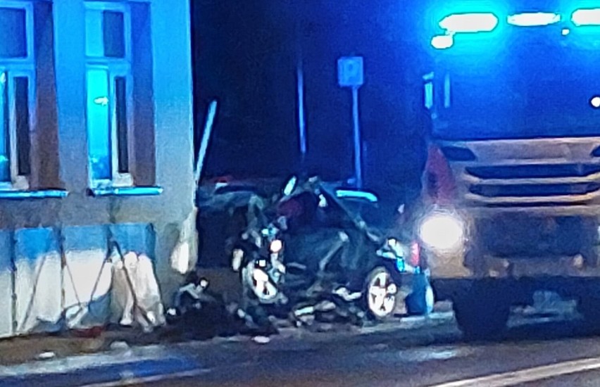 Straszny wypadek w Bielsku-Białej. Audi uderzyło w ścianę budynku PUP. Kierowca zginął na miejscu