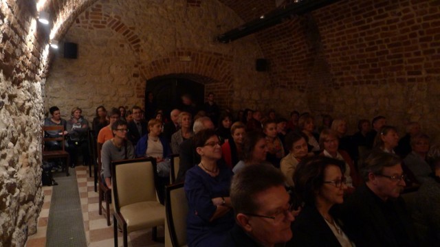 Widownia  XXVI niezwykle miłosnego Koncertu z Wierszy  7 marca 2017 w Piwnicy pod R&oacute;żą w Krakowie