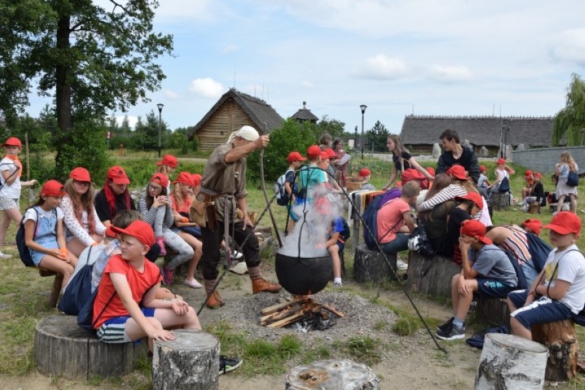 Pruszcz Gdański:  Trwa weekend Rzemieślniczy w Faktorii - farbowanie wełny naturalnymi barwnikami i tkanie krajek  [ZDJĘCIA]