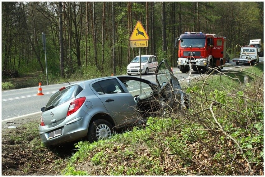 Wygiełzów. Kierowca opla w szpitalu, po zderzeniu z ciężarówką. Wymusił pierwszeństwo przejazdu [ZDJĘCIA]