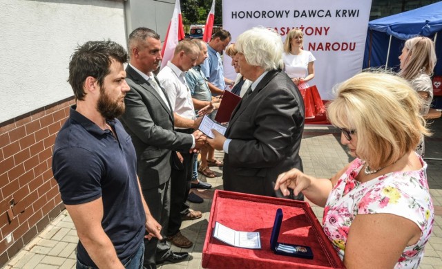 W sobotę, 16 czerwca w Bydgoszczy wręczono odznaki "Zasłużony dla zdrowia narodu". Tę honorową ministerialną odznakę otrzymać mogą osoby, które oddały co najmniej 20 litrów krwi. Uroczystość odbyła się w Regionalnym Centrum Krwiodawstwa i Krwiolecznictwa przy ul. Markwarta w Bydgoszczy.


Pałac Bydgoszcz - rozmowa z Piotrem Makowskim

