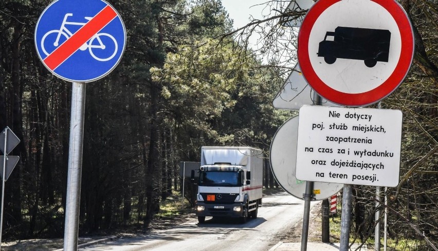 TIR-y urządziły sobie skrót. Już zdewastowano nową drogę na ul. Przejście na Osowej Górze w Bydgoszczy [zdjęcia]