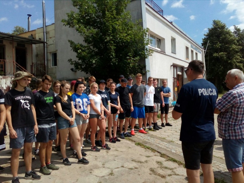 Młodzież z klasy mundurowej z Wągrowca jest na obozie organizowanym przez policję w Kiekrzu [ZDJĘCIA]