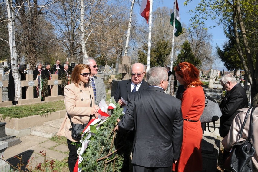 Wieńce  na grobach polskich żołnierzy w Egerze