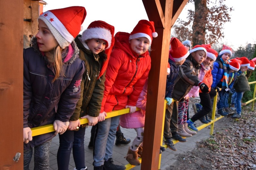 Mikołaj na wielkiej przyczepie jeździ po gminie Przechlewo