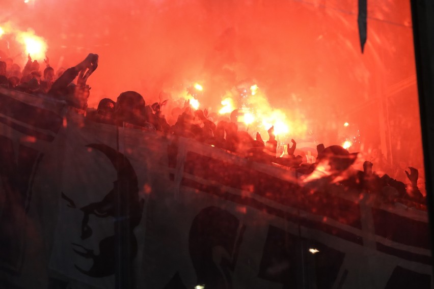 Są zniszczenia w sektorze gości na stadionie Wisły Kraków [ZDJĘCIA]