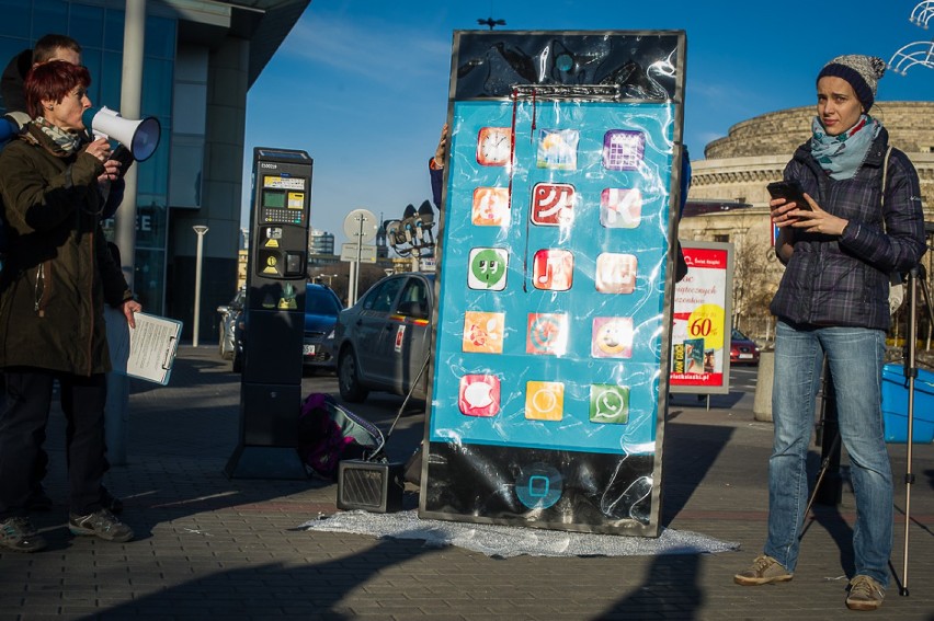 Krwawy telefon stanął w centrum. Wyjątkowy flashmob w...