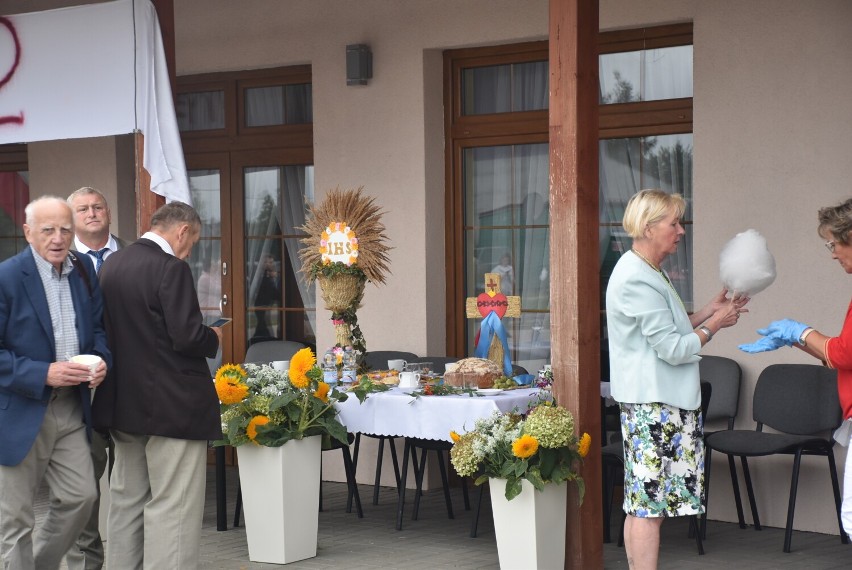 Gmina Gniezno. W Mnichowie odbyły się dożynki. Była grochówka, dmuchańce i wata cukrowa! [FOTO]