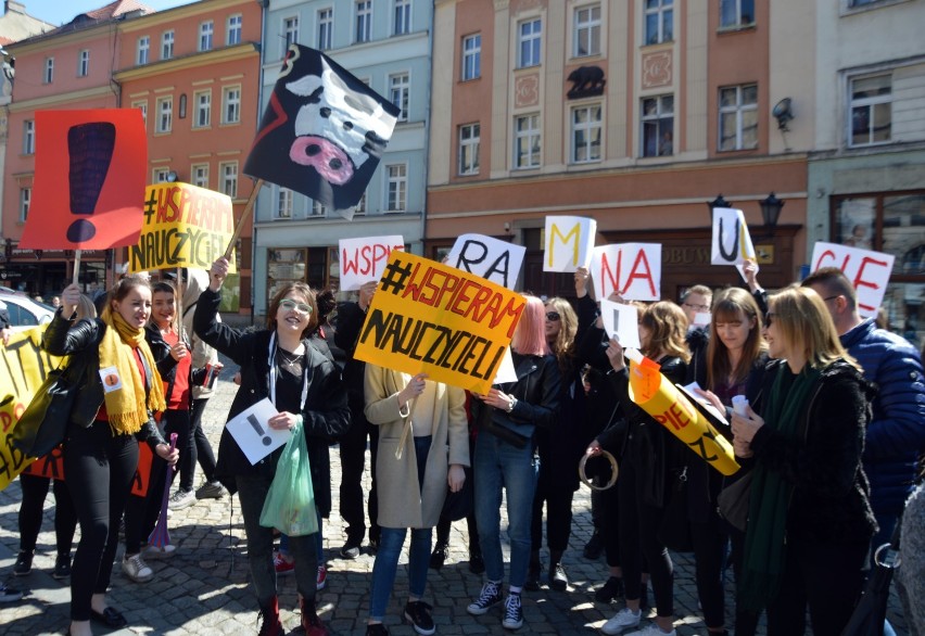 Strajk nauczycieli na kłodzkim rynku. Zobacz zdjęcia! 