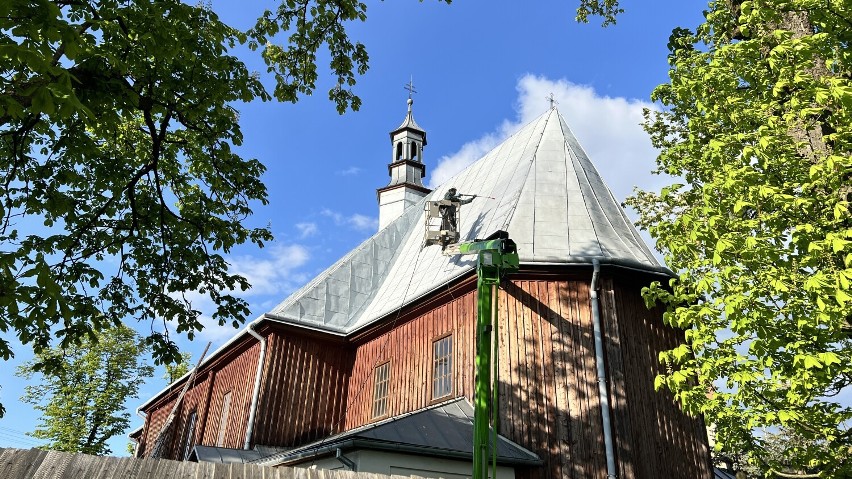 Remont dzwonnicy i malowanie dachu zabytkowego kościoła pw....