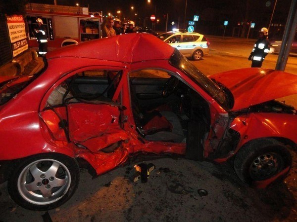 Wypadek w Nowym Sączu na ul. B. Prażmowskiego: ranny pasażer uwięziony w aucie [ZDJĘCIA]