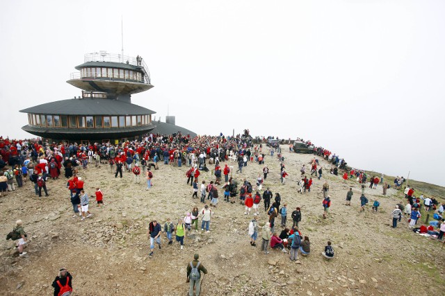 Instytut Meteorologii i Gospodarki Wodnej zamknie dla turystów budynek obserwatorium na Śnieżce. Obiekt, wraz ze znajdującą się w nim restauracją i toaletami, które w sezonie odwiedza tysiące wędrowców, będzie niedostępny od 1 listopada do odwołania.