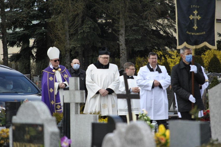 POŻEGNANIE: Ostatnia droga i pożegnanie ks. Jana Robakowskiego na cmentarzu w Krotoszynie [ZDJĘCIA + FILM]