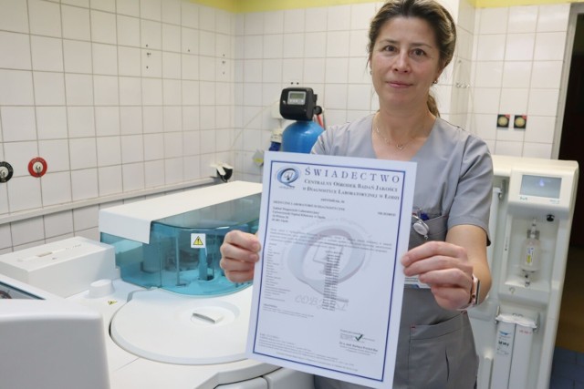 Certyfikat potwierdza wysoką jakość i wiarygodność badań w laboratorium w szpitalu na Witosa w Opolu.