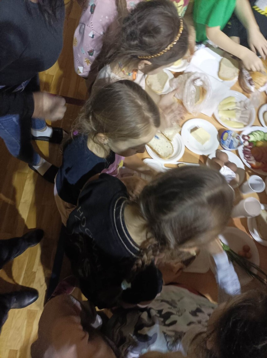 Hufcowy biwak z okazji Dnia Myśli Braterskiej 2023 w Szkole Podstawowej w Wierzbicy. Zobacz zdjęcia