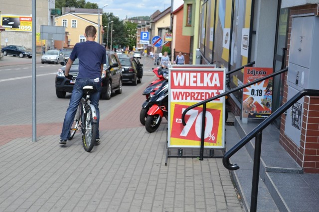 Narzekają na rowery przed Media Expert. Sklep ma pozwolenie na zajęcie pasa  drogowego | Bytów Nasze Miasto