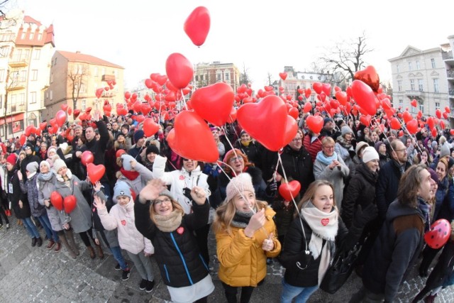 Na placu Bohater&oacute;w zebrało się kilkuset mieszkańc&oacute;w żeby podziękować i wesprzeć Jurka Owsiaka, szefa Wielkiej Orkiestry Świątecznej Pomocy. 

&lt;script class=&quot;XlinkEmbedScript&quot; data-width=&quot;640&quot; data-height=&quot;360&quot; data-url=&quot;//get.x-link.pl/cecf62d0-a584-ced4-ed7c-3d4e75a882cb,873640fa-adfe-9149-f099-4bc7fa8b8476,embed.html&quot; type=&quot;application/javascript&quot; src=&quot;//prodxnews1blob.blob.core.windows.net/cdn/js/xlink-i.js?v1&quot;&gt;&lt;/script&gt;

Wolontariusze, ludzie związani od lat z WOŚP, rodzice i dzieci, kt&oacute;rym sprzęt zakupiony przez orkiestrę uratował życie, zwykli mieszkańcy. Łącznie kilkaset os&oacute;b wsparło Jurka Owsiaka. Wszyscy przyszli na plac z czerwonymi balonikami w kształcie serduszka. 
Przy okazji spotkania opowiedziano kilka wzruszających historii. &ndash; Urodziłam się w sz&oacute;stym miesiącu ciąży. Przez trzy miesiące leżałam w inkubatorze. Przeżyłam dzięki sprzętowi WOŚP. Żyję i mam swoje dzieci &ndash; m&oacute;wiła do zgromadzonych jedna z mieszkanek Zielonej G&oacute;ry. 

Murem za Owsiakiem

Spontaniczne spotkanie pierwotnie związane było z rezygnacją Owsiaka z funkcji szefa WOŚP. Od tygodnia cała Polska żyła tym, że gł&oacute;wny dyrygent orkiestry ogłosił, iż rezygnuje ze stanowiska.  Jak stwierdził, jego decyzja była spowodowana tym, że winą za śmierć prezydenta Gdańska została obarczona fundacja i on sam. - Ta nienawiść w moją stronę grzeje od 25 lat - komentował Owsiak. Według Jurka, jego rezygnacja z przewodniczenia w fundacji WOŚP ma jej pom&oacute;c w przyszłości. 

Po tych słowach zawrzało. Słowa wsparcia w stronę Owsiaka zaczęły napływać z całego świata. Internauci na portalach społecznościowych ruszyli z akcją sygnowaną hasztagiem #MuremZaOwsiakiem. W taki spos&oacute;b chcieli wesprzeć człowieka o wielkim sercu, kt&oacute;ry od 27 lat robi piękną rzecz dla polskiej służby zdrowia, dla każdego z nas. R&oacute;wnież zielonog&oacute;rzanie włączyli się do akcji. 

W sobotę Owsiak po pogrzebie Pawła Adamowicza ogłosił na, że wraca do WOŚP. Jurek swoją decyzję ogłosił na Facebooku. Zielonog&oacute;rska akcja wsparcia Owsiaka nie została jednak odwołana. - Chcieliśmy podziękować Jurkowi, że postanowił wr&oacute;cić i nadal grać z orkiestrą. Pokazaliśmy, że cieszymy się z jego powrotu, że go wspieraliśmy i wspierać będziemy do końca świata i jeden dzień dłużej. Orkiestra była z nami od 27 lat i tak jak przez 27 lat my byliśmy z nią, tak będziemy już z nią na zawsze &ndash; m&oacute;wili organizatorzy.