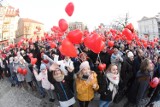 Czerwone serca pofrunęły w górę. Zielonogórzanie podziękowali Jurkowi Owsiakowi. Wspaniała akcja mieszkańców [ZDJĘCIA, WIDEO]