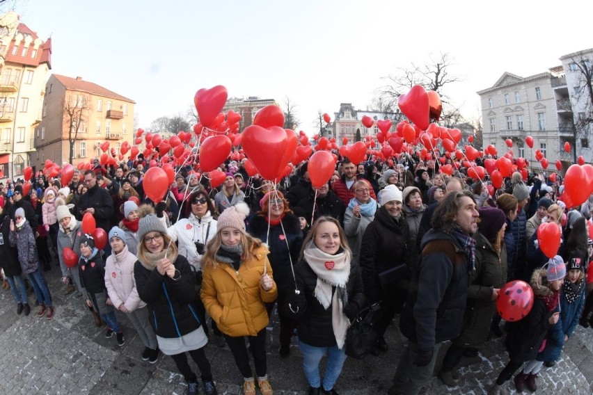 Na placu Bohaterów zebrało się kilkuset mieszkańców żeby...