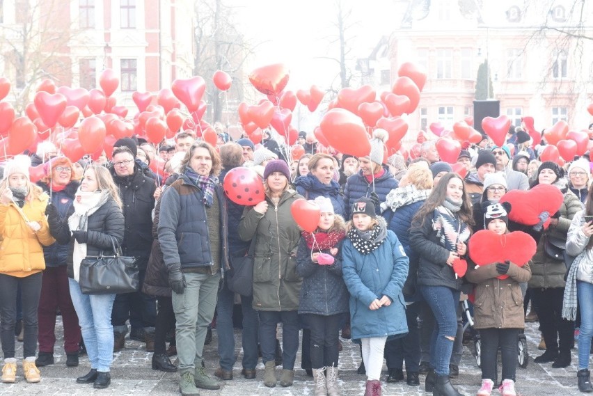 Na placu Bohaterów zebrało się kilkuset mieszkańców żeby...