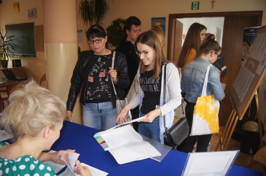 Wyniki naboru do szkół średnich w Radomsku. Młodzież może sprawdzać listy [ZDJĘCIA]