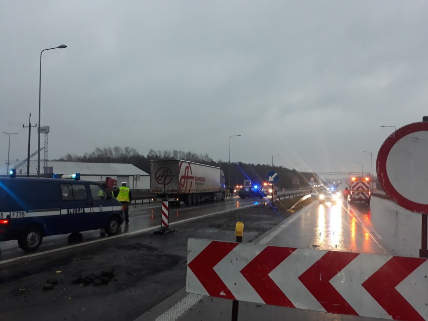 Wypadek w Studziankach na S8.  Po zderzeniu ciężarówki z samochodem osobowym dwie osoby ranne [ZDJĘCIA]