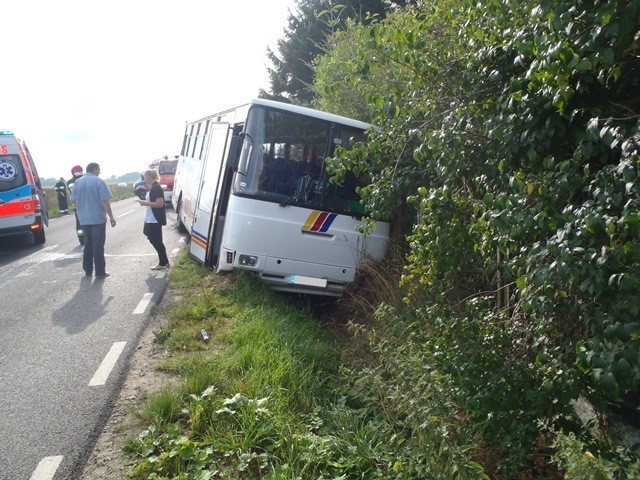 Na miejscu zdarzenia obecny był zespół Państwowego Ratownictwa Medycznego oraz zastępy OSP  Karnice. Z informacji uzyskanej na miejscu akcji wynikało, że w autobusie jechało 20 osób. Działania straży polegały na zabezpieczeniu miejsca zdarzenia, odłączeniu akumulatorów, kierowaniu ruchem do czasu przybycia policji. 

Wypadek autobusu w Gryficach [ZDJĘCIA]

Gryfice: Wypadek autobusu - 19.08.2013