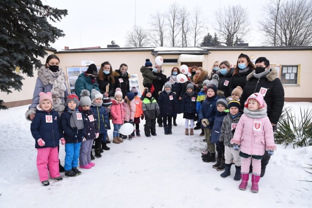 Przedszkolaki z Przedszkola numer 1 w Jędrzejowie świętowały 750 urodziny miasta. Wypuściły w niebo okolicznościowe baloniki.