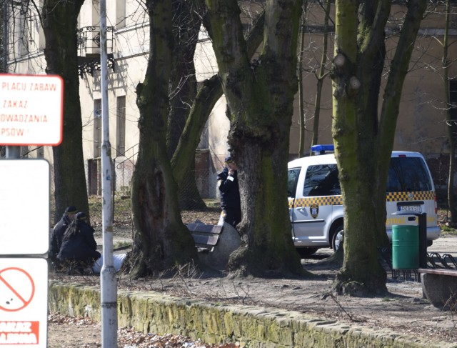 Nieprzytomna kobieta od godziny leży na ziemi oczekując pomocy zespołu ratownictwa medycznego. Pilnują jej strażnicy miejscy