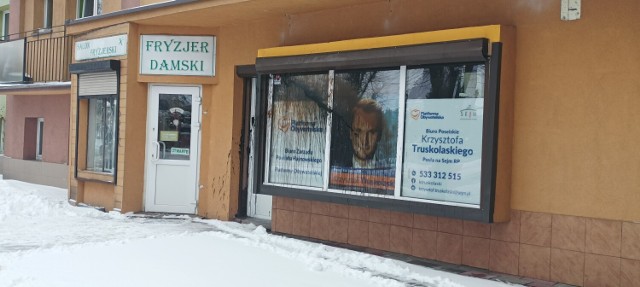 Biuro posła Krzysztofa Truskolaskiego znajduje się w centrum miasta, kolejny raz elewacja została zniszczona