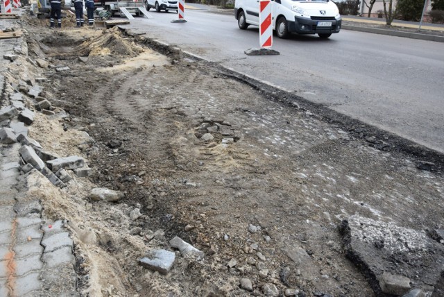 Przy sklepie spożywczym w ostatnim czasie została odkryta kostka brukowa, która stanowiła nawierzchnię ulicy przed położeniem asfaltu. Więcej na kolejnych slajdach