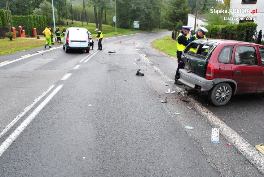 Jastrzębie: wypadek na Cieszyńskiej. Samochód odwrócił się na drodze i wjechał na drugi pas ZDJĘCIA