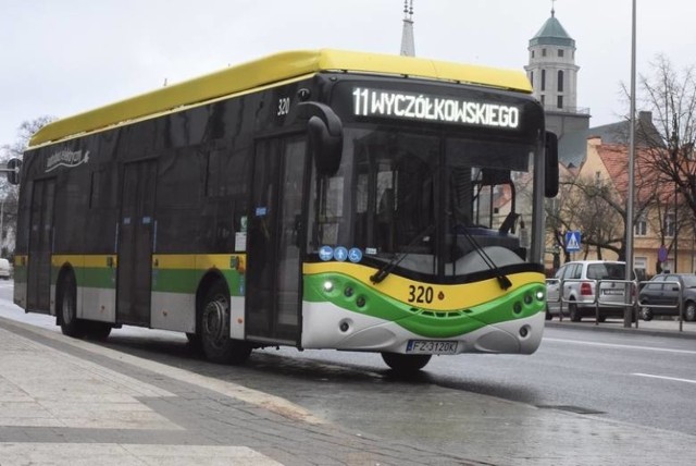 Jak informuje kierownictwo Miejskiego Zakładu komunikacji w Zielonej Górze kontrolerzy łapią miesięcznie około 186 osób jadących autobusem bez biletu. To relatywnie niewiele patrząc na liczbę wszystkich kontroli – średnio jest ich ponad 4 tysiące. 

Wideo: Zielona Góra. Miejski Zakład Komunikacji w liczbach!


LICZBA KONTROLI I PRZEJAZDÓW
Rok 2019 był pracowity rok dla kontrolerów MZK w Zielonej Górze. Według oficjalnych statystyk miesięcznie przeprowadzano średnio 4385 kontroli. W skali roku ta liczba wyniosła 52 628. Czy złapano wielu gapowiczów? To zależy jak na to spojrzeć. Łącznie w zeszłym roku ich liczba wyniosła 2237 osób, czyli miesięcznie jedynie ok. 186 mieszkańców podróżowało bez biletu. 

Zakład szacuje ilość zrealizowanych przejazdów w ciągu miesiąca na ponad 1,7 mln, a w ciągu roku na ponad 21 mln. To olbrzymie liczby, ale musimy pamiętać, że część mieszkańców korzysta z transportu publicznego niemal codziennie. Biorąc jednak wszystkie te dane pod uwagę, można chy`ba stwierdzić, że zielonogórzanie unikają jazdy na gapę.

To nie jedyne ciekawe statystki dotyczące MZK – zobacz więcej na kolejnych stronach naszej galerii! 

PRZECZYTAJ TAKŻE: Zielona Góra. W zajezdni jest... nietypowe muzeum. Zobacz, co się w nim znajduje! 