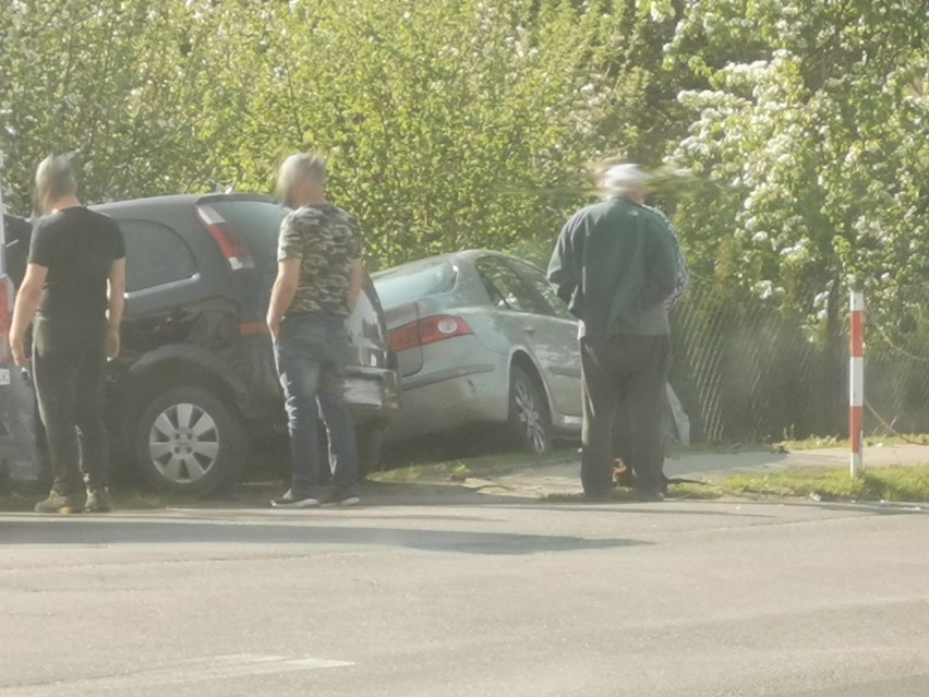 Wypadek pod Wągrowcem. Dwa samochody w rowie. Na miejsce wezwano służby ratunkowe i policję 