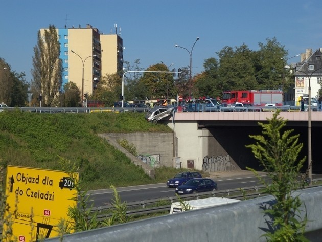 Sosnowiec: Niecodzienny wypadek. Samochód zwisał z wiaduktu [Zdjęcia]