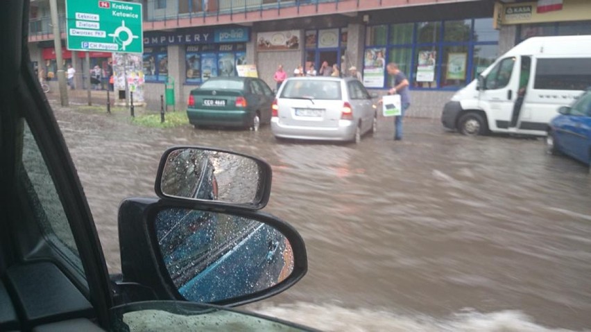 Dąbrowa Górnicza. Zalana ul. J.Sobieskiego 