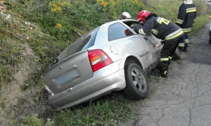 Opel na dachu. Strażacy wyciągali rannego kierowcę przez wybitą szybę [ZDJĘCIA]