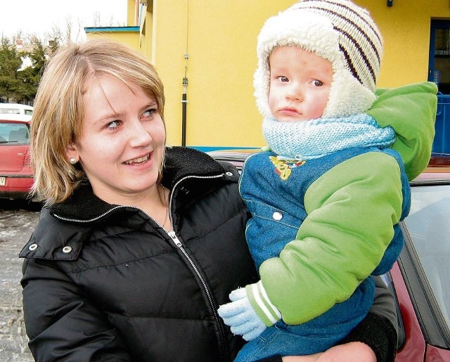Maria Kurczab z synem Kacperkiem cieszą się, że gminie przybędzie obywateli